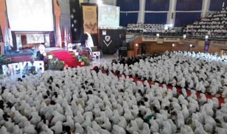 Suasana pembukaan Masa Pengenalan Kampus Mahasiswa Baru (MPKMB) angkatan 54 di Bogor, Ahad (13/8)