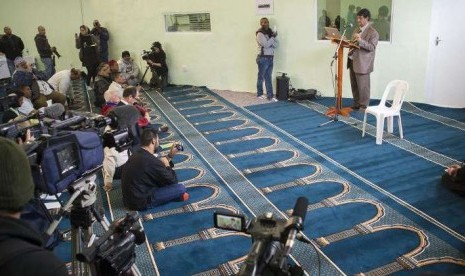 Suasana pembukaan masjid khusus homo di Cape Town oleh Dr Taj Hargey.