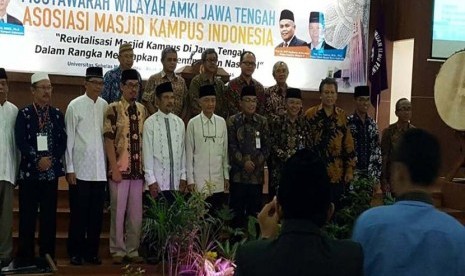 Suasana pembukaan Muswil Asosiasi Masjid Kampus Indonesia (AMKI) Jawa Tengah di Masjid Nurul Huda UNS Surakarta, Sabtu (9/4). 