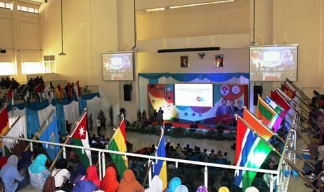 Suasana pembukaan New Asia Afrika Youth Conference Plus 2015 di UIN SGD Bandung, Senin (20/4), saat Menpora Imam memberikan sambutan.