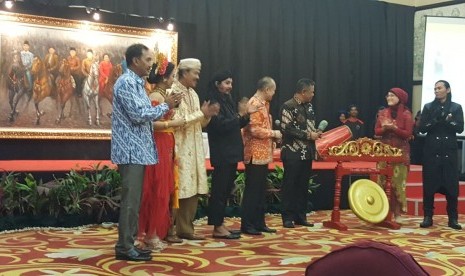 Suasana pembukaan pameran dan lelang lukisan karya Toink Alam di Hotel Grand Cempaka, Jakarta, Sabtu (19/8). 