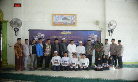 Suasana pembukaan secara resmi  Kampoeng Alquran Ke-3 Tahun 2022  di Masjid Besar Al-Khalifah Ibrahim Matangkuli , Aceh Utara, Sabtu (9/4).).