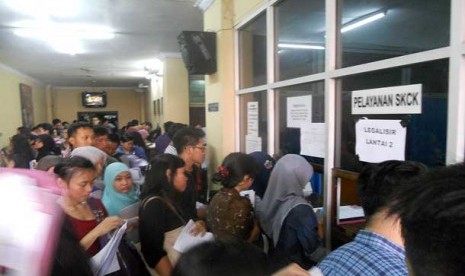 Suasana pemohon SKCK di Polres Jakarta Selatan yang membludak.