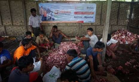 Suasana pemotongan hewan kurban di kamp Baw Dhu Pa, Myanmar. 