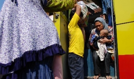 Suasana pemudik saat tiba di Terminal Kampung Rambutan