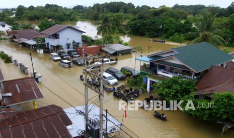 Suasana pemukiman dan tempat parkir kendaraan yang tergenang banjir di tepian Sungai Kapuas, Putussibau, Kabupaten Kapuas Hulu, Kalimantan Barat, Selasa (15/9/2020). Kota Putussibau masih terendam banjir dan mengalami pemadaman listrik serta jaringan telekomunikasi sejak Minggu (13/9/2020). 