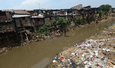   Suasana pemukiman kumuh di bantaran Sungai Ciliwung di kawasan Kampung Pulo, Jakarta Timur, Selasa (20/10).