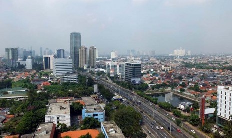 Suasana pemukiman penduduk berlatar belakang gedung-gedung bertingkat dikawasan Jakarta Selatan,Senin(9/6).