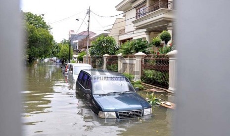   Suasana pemukiman warga yang tergenang luapan banjir di kawasan Pluit, Penjaringan, Jakarta Utara, Ahad (20/1).   (Republika/Rakhmawaty La'lang)