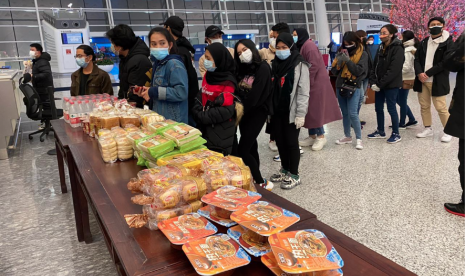  Suasana pemulangan WNI di Bandara Internasional Tianhe, Wuhan, Provinsi Hubei China, Sabtu (1/2).