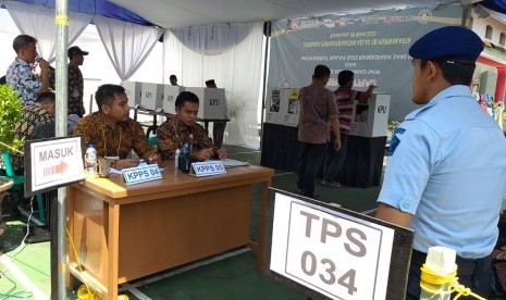 Suasana pemungutan suara di TPS yang ada di Lapas Kelas II B Purwakarta, Kelurahan Cipaisan, Kecamatan/Kabupaten Purwakarta, Rabu (17/4). 