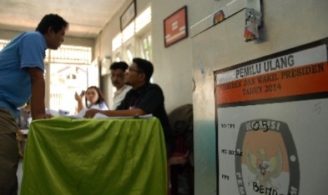 Suasana pemungutan suara ulang Pemilu Presiden-Wakil Presiden 2014 di TPS 05 Kelurahan Bendungan Hilir, Jakarta Pusat, sabtu (19/7). 