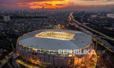 Suasana pencahayaan Jakarta International Stadium (JIS) di Tanjung Priok, Jakarta Utara, Sabtu (11/12/2021). 