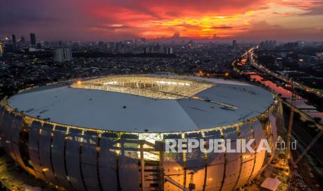 Suasana pencahayaan Jakarta International Stadium (JIS) di kawasan Papanggo, Kecamatan Tanjung Priok, Jakarta Utara, Sabtu (11/12/2021). 