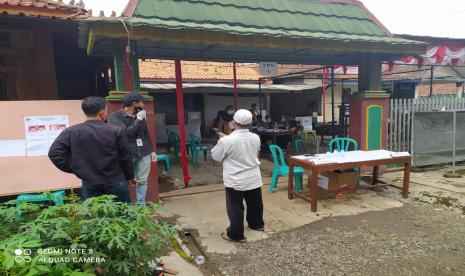 Suasana pencoblosan dalam pelaksanaan pilkada serentak di Kabupaten Purbalingga, Rabu (9/12). Kondisi jalan di Kota Purbalingga terlihat lengang.