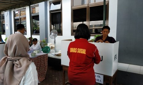 Suasana pencoblosan di TPS 022 Panti Sosial Bina Laras, Grogol, Jakarta Barat, Rabu (17/4). Ratusan penyandang disabilitas mental menggunakan hak pilih di lokasi tersebut. 