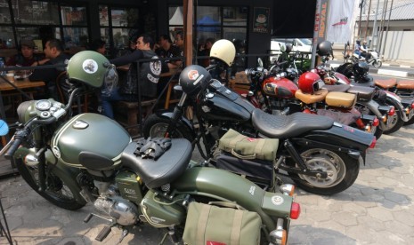 Suasana pendaftaran International Royal Enfield Jamboree 2019 di Dealer Royal Enfield Indonesia, di Jalan Pejaten Barat, Jakarta Selatan, Ahad (7/7). 