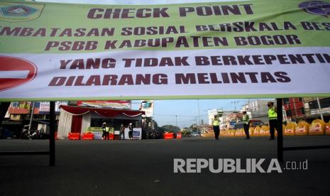 Suasana penerapan Pembatasan Sosial Berskala Besar (PSBB) di Cibinong, Kabupaten Bogor, Jawa Barat,(ilustrasi)