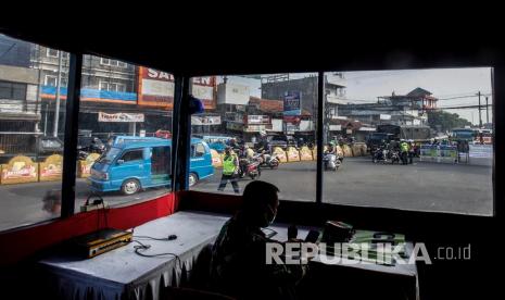 Suasana penerapan Pembatasan Sosial Berskala Besar (PSBB) di Cibinong, Kabupaten Bogor, Jawa Barat, Rabu (15/4/2020). Pemerintah telah resmi menerapkan Pembatasan Sosial Berskala Besar (PSBB) di wilayah Bogor, Depok, dan Bekasi per hari ini dalam rangka percepatan penanganan COVID-19.