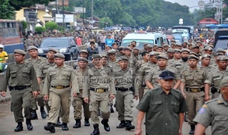  Suasana penertiban Pedagang Kaki Lima (PKL) oleh petugas gabungan di Pasar Minggu, Jakarta Selatan, Senin (3/6).    (Republika/Rakhmawaty La'lang)