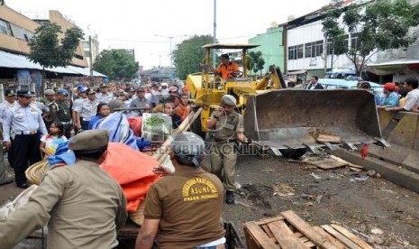  Suasana penertiban Pedagang Kaki Lima (PKL) oleh petugas gabungan di Pasar Minggu, Jakarta Selatan, Senin (3/6).    (Republika/Rakhmawaty La'lang)