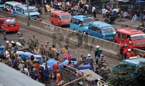  Suasana penertiban Pedagang Kaki Lima (PKL) oleh petugas gabungan di Pasar Minggu, Jakarta Selatan, Senin (3/6).    (Republika/Rakhmawaty La'lang)