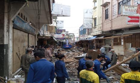 Suasana penertiban PKL di sekitar Pasar Pelita Kota Sukabumi di Jalan Perniagaan Kota Sukabumi, Sabtu (12/2/2022).