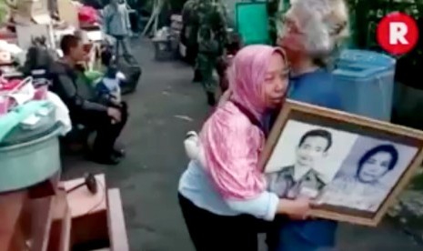 Suasana penertiban rumah dinas TNI di komleks perumahan zeni, Mampang Prapatan, Jakarta Selatan, Ahad (17/1).