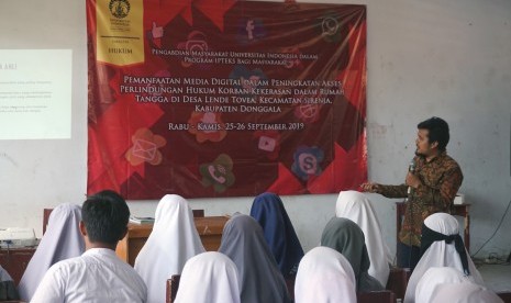 Suasana pengabdian masyarakat (Pengmas) yang diadakan oleh para dosen FHUI di SMAN 1 Sirenja, Donggala, Sulawesi Tengah.