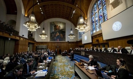 Dialog Antaragama Bantu Penyelesaian Konflik Myanmar. Foto suasana pengadilan internasional (ICJ) kasus Rohingya di Den Haag, Belanda, Rabu (11/12). Pengacara Kanada William Schabas dikritik karena membela Myanmar di pengadilan.  