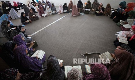 Gaza Batasi Umat Muslim Shalat Jamaah di Masjid. Suasana pengajian  Alquran bagi anak perempuan di Masjid Usman bin Affan, Khan Younis di Jalur Gaza, Palestina.(MOHAMMED SABER/EPA)