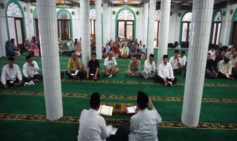 Suasana pengajian guru dan karyawan Sekolah Bosowa Bina Insani (SBBI) di Masjid Al-Ikhlas Kampus Bosowa Bina Insani Bogor, Jawa Barat, Jumat (7/8).