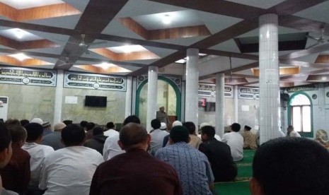 Suasana pengajian guru dan karyawan Sekolah Bosowa Bina Insani (SBBI) di Masjid Al-Ikhlas Bosowa Bina Insani, Bogor, Jawa Barat, Jumat (22/7/2016).