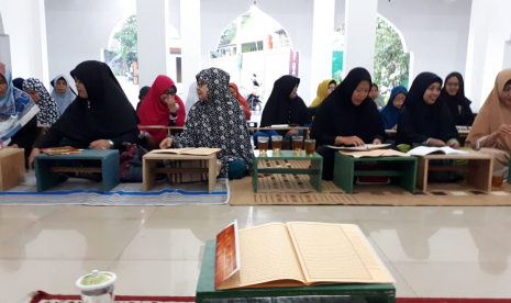 Suasana pengajian yang diikuti Majelis Taklim Kaum Ibu Darul Akhyar Parungbingung, Kota Depok.