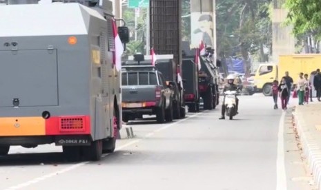 Suasana pengamanan kawasan gedung parlemen jelangh pelantikan Presiden Jokowidodo, Minggu (20/10).