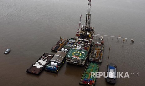 Suasana pengeboran sumur di masa transisi alih kelola ke PT Pertamina Hulu Mahakam, di RIG Maera, South Tunu, Blok Mahakam, Kalimantan Timur, Senin (7/8). PT Pertamina Hulu Mahakam telah ditunjuk pemerintah menjadi pengelola wilayah kerja Blok Mahakam yang berlaku efektif 1 Januari 2018, setelah berakhirnya masa kontrak Production Sharing Contract (PSC) Mahakam dalam pengelolaan Total E&P Indonesie pada akhir 2017. 