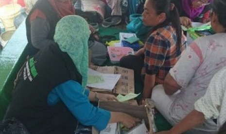 suasana pengecekan kesehatan dan pengobatan gratis dari dompet dhuafa bagi korban penggusuran di luar batang