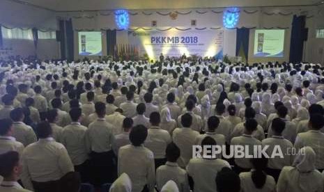 Suasana Pengenalan Kehidupan Kampus Bagi Mahasiswa Baru (PKKMB) Universitas Pancasila tahun akademik 2018/2019, Senin (27/8), di Gedung Serbaguna Universitas Pancasila, Srengseng Sawah, Jakarta Selatan. Kegiatan ini dihadiri oleh 2817 mahasiswa baru. 