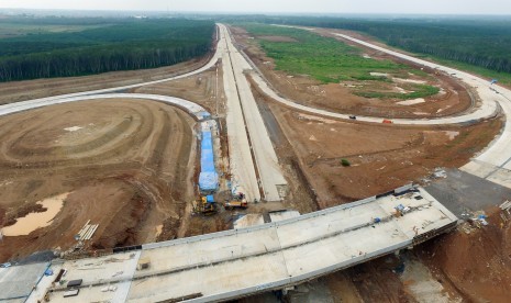 Suasana pengerjaan Jalan Tol Trans Sumatera (JTTS) ruas Bakauhuni-Terbanggi Besar di Desa Sabah Balau Lampung Selatan, Lampung, Senin (20/6).