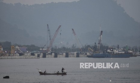 Suasana pengerjaan proyek dermaga baru di Pelabuhan Bakauheni, Lampung, Sumatera Selatan, Senin (5/6).