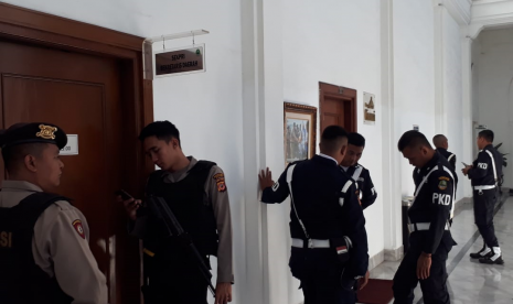 Suasana penggeledahan ruang kerja Sekda Jabar Iwa Karniwa di Gedung Sate oleh KPK, Rabu (31/7)