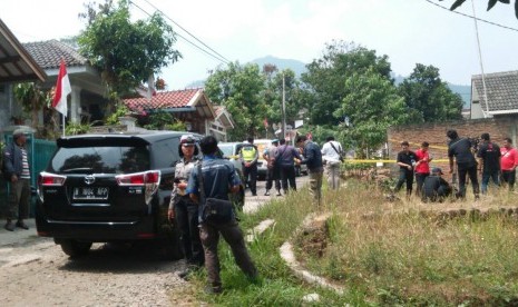 Suasana penggeledehan rumah terduga bom Kampung Melayu di Kabupaten Sumedang, Jawa Barat, Sabtu (12/8).