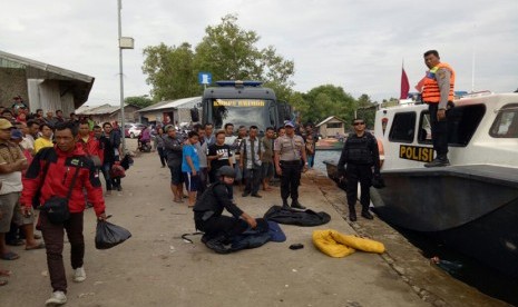 Suasana penggerebekan empat terduga teroris yang bersembunyi di kolam jaring apung (KJA) Waduk Jatiluhur, Kampung Karang Layung, Desa Cibinong, Kecamatan Jatiluhur, Purwakarta, Ahad (25/12).