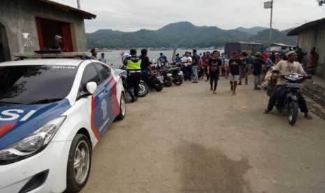 Suasana penggerebekan empat terduga teroris yang bersembunyi di kolam jaring apung (KJA) Waduk Jatiluhur, Kampung Karang Layung, Desa Cibinong, Kecamatan Jatiluhur, Purwakarta, Ahad (25/12).