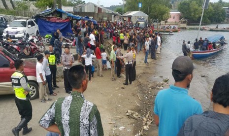 Suasana penggerebekan empat terduga teroris yang bersembunyi di kolam jaring apung (KJA) Waduk Jatiluhur, Kampung Karang Layung, Desa Cibinong, Kecamatan Jatiluhur, Purwakarta, Ahad (25/12).