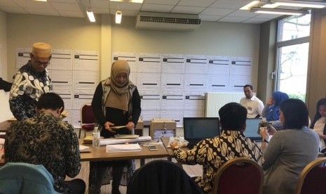 Suasana penghitungan suara di KBRI Belgia di Brussels, Rabu (17/4).