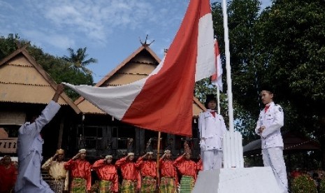 Suasana pengibaran bendera Merah Putih di halaman Istana Balla Lompoa Bajeng, Gowa, Sulsel,