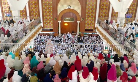 Suasana pengislaman di Masjid Az-Zikra Sentul, Bogor, Ahad (8/1/2017).