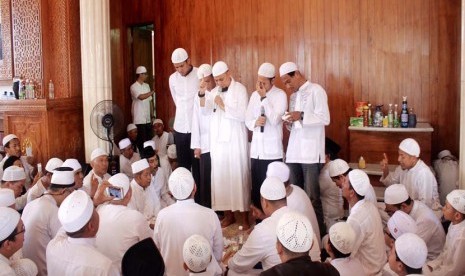 Suasana pengislaman mualaf di Majelis Azzikra, dipimpin oleh KH Muhammad Arifin Ilham.