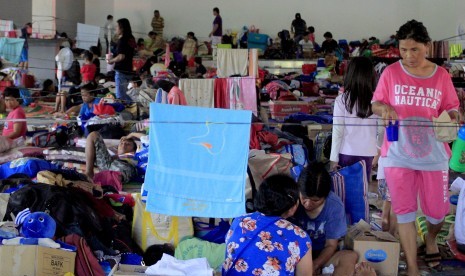 Suasana pengungsi Wamena di posko pengungsian Tongkonan, Kotaraja, Jayapura, Papua, Senin (7/10/2019). Pemerintah Kota Jayapura menyediakan tempat untuk menampung pengungsi dari Wamena.